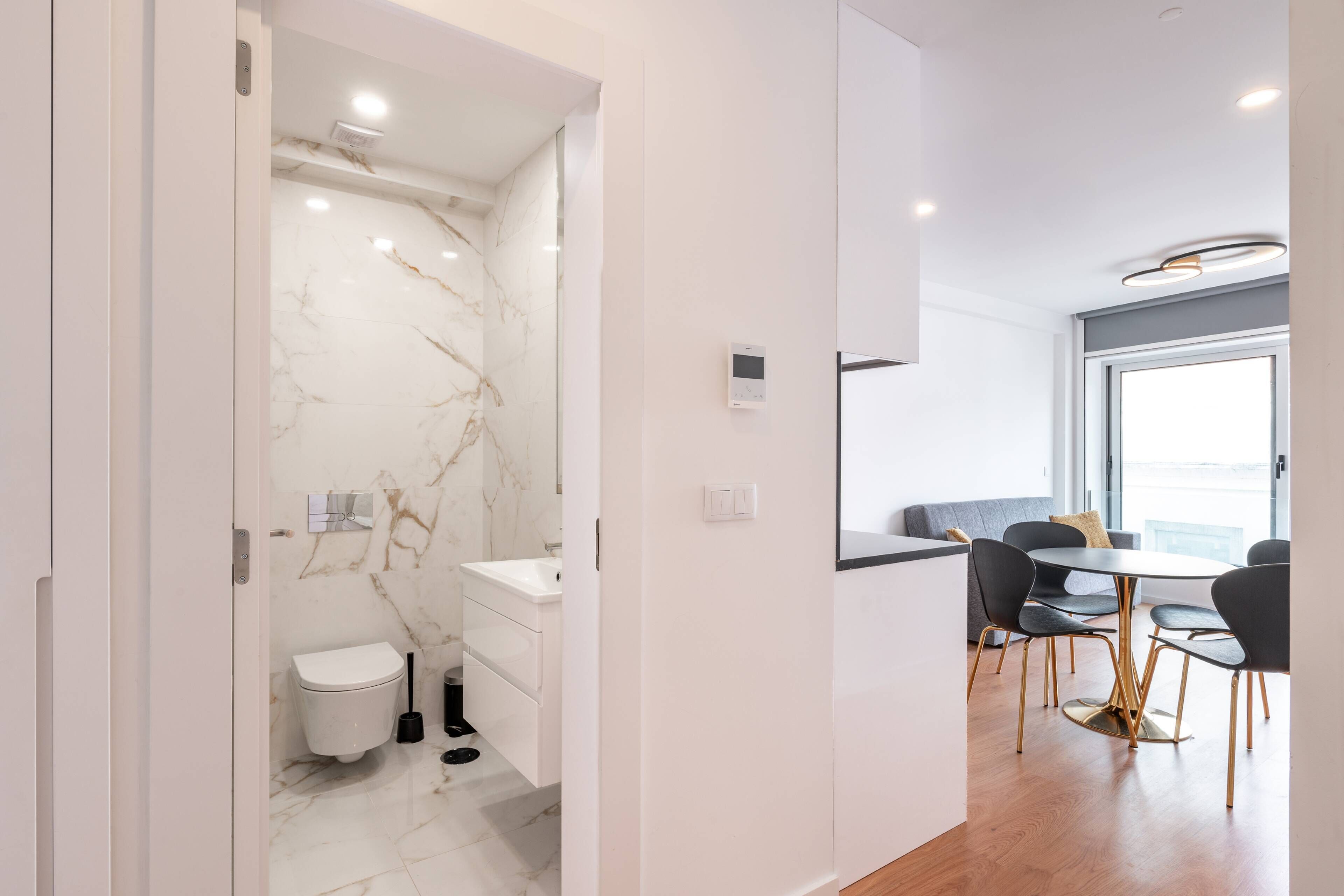 Secadora de cabello, toallas, shampoo 