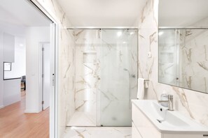 Haartrockner, Handtücher, Shampoo