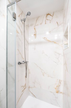 Hårtork, handdukar och schampo