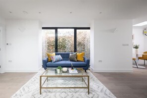 Hus – deluxe, 1 dobbeltseng med sovesofa, terrasse | Oppholdsområde | En 45-tommers smart-TV med kabel-kanaler samt Netflix og oppvarmet gulv