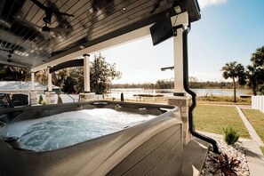 Terrace/patio - LAKEFRONT LUXURY WITH HOT TUB & 30 MINS. FROM THEME PARKS (Geneva)