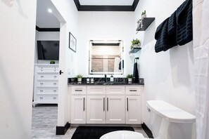 Suihku, ympäristöystävälliset hygieniatuotteet, hiustenkuivaaja