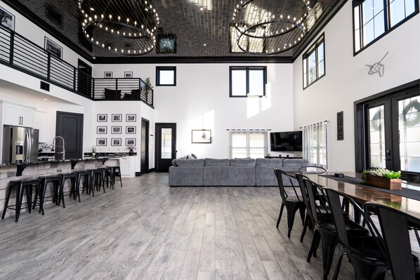 Dining - LAKEFRONT LUXURY WITH HOT TUB & 30 MINS. FROM THEME PARKS (Geneva)