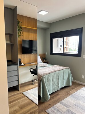 Studio Confort, balcon, vue sur la ville | Fer et planche à repasser, accès au Wi-Fi (inclus)
