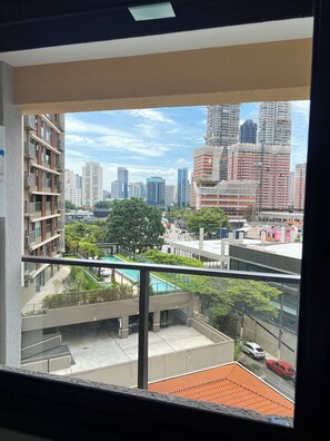 Studio Confort, balcon, vue sur la ville | Vue de la chambre