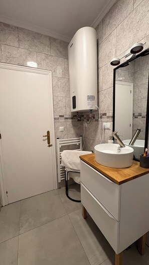 Secadora de cabello, toallas, jabón, papel de baño