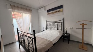 1 habitación, tabla de planchar con plancha, wifi y ropa de cama