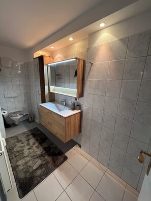 Douche, sèche-cheveux, serviettes fournies, savon