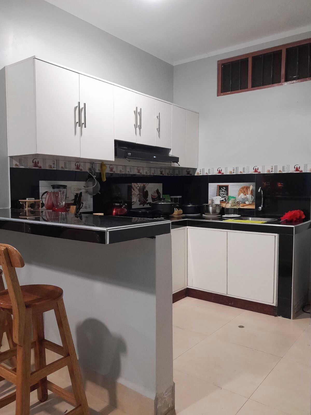 Refrigerador, lavavajillas, tetera eléctrica y licuadora 