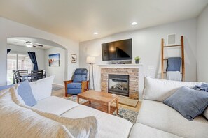 スマートテレビ、暖炉、書庫、PC モニター