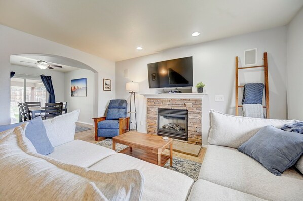 Smart TV, fireplace, books, computer monitors