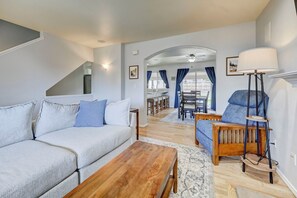 Smart TV, fireplace, books, computer monitors - Front Range Getaway - 4 beds with Jacuzzi (Colorado Springs)