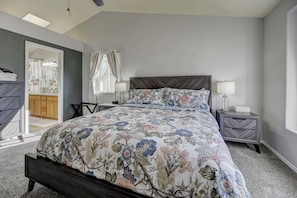 4 bedrooms, desk, iron/ironing board, travel cot - Front Range Getaway - 4 beds with Jacuzzi (Colorado Springs)