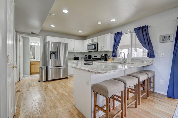 Køleskab, mikrobølgeovn, ovn, kogeplade