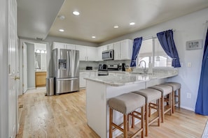 Fridge, microwave, oven, stovetop - Front Range Getaway - 4 beds with Jacuzzi (Colorado Springs)