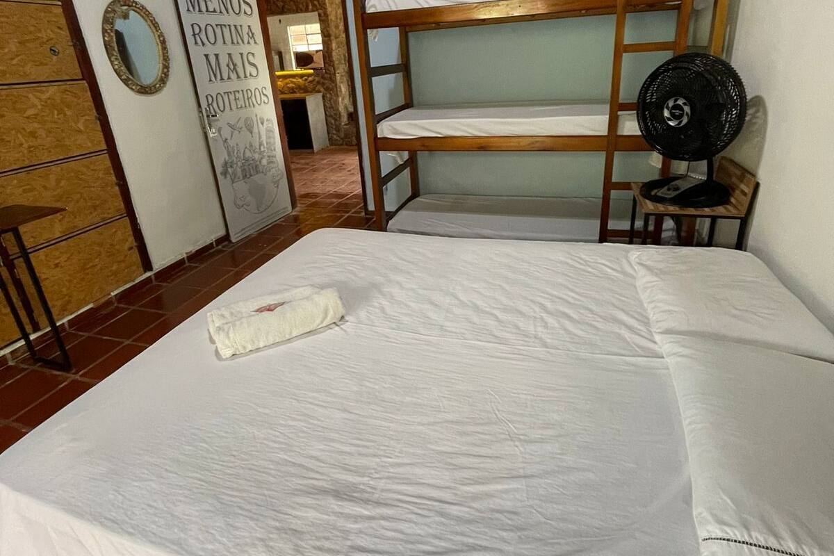 Quarto econômico, varanda coberta, vista para o jardim | Wi-Fi de cortesia, roupa de cama