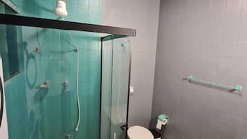 Habitación tradicional, varias camas | Baño | Toallas