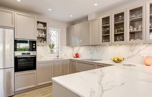 Fridge, microwave, oven, stovetop - 3 bedroom nice home in Marbella (Marbella)