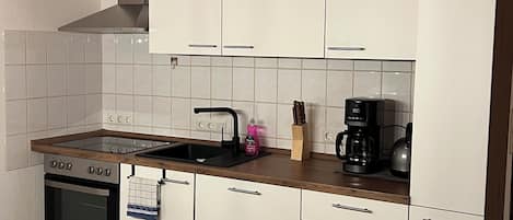 Frigorifero, forno, piano cottura, lavastoviglie
