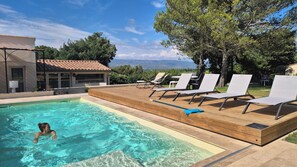 Una piscina al aire libre