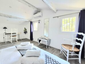 5 bedrooms, desk, travel cot, free WiFi