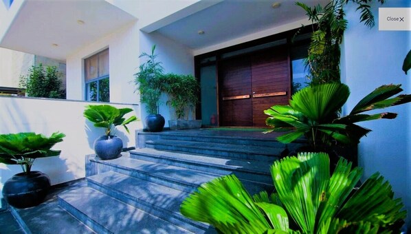 Entrée de l’hébergement