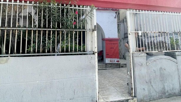 A building entrance with a red sign reading "POUSADA ESTILO BRASIL". - Pousada Estilo Brasil (Fortaleza)