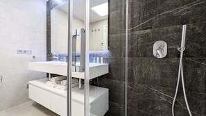 Dusche, Haartrockner, Handtücher