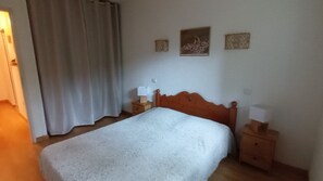 1 quarto, ferros/tábuas de passar roupa, berço de viagem