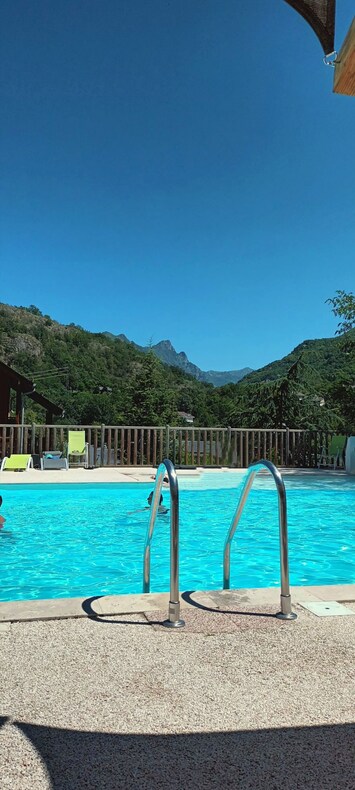 Piscine chauffée de la résidence, ouverte du 15/06 au 15/09. 
