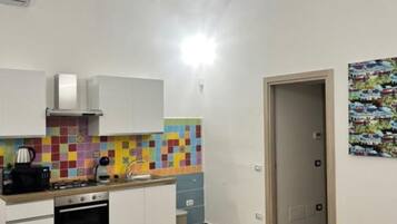 KĂŒhlschrank, Mikrowelle, Ofen, Wasserkocher mit Kaffee-/Teezubehör