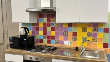 KĂŒhlschrank, Mikrowelle, Ofen, Wasserkocher mit Kaffee-/Teezubehör