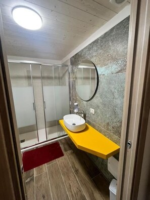 Shower, hair dryer, bidet, towels - Appia Apartment Trifoglio-Easy connects to Neaples, Caserta RoyalPalace, others (Santa Maria A Vico)
