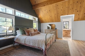 3 bedrooms, WiFi, bed sheets - Walk to Snow Summit Ski, Game Room, Hot Tub, Yard (Big Bear Lake)