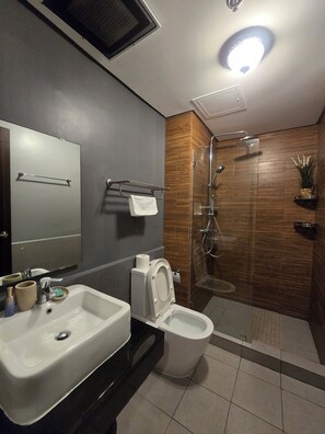 A modern bathroom with a sink, toilet, and shower. - 59sq/m Spacious and Safe condo+free parking+Manila Bay Sunset view/WiFi&NetFlx (Pasay)
