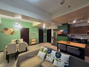 Smart TV - 59sq/m Spacious and Safe condo+free parking+Manila Bay Sunset view/WiFi&NetFlx (Pasay)