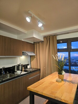 Fridge, microwave, stovetop, coffee/tea maker - 59sq/m Spacious and Safe condo+free parking+Manila Bay Sunset view/WiFi&NetFlx (Pasay)