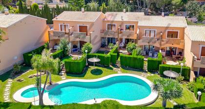 Reihenhaus mit zwei Schlafzimmern, atemberaubendem Gemeinschaftspool und Garten