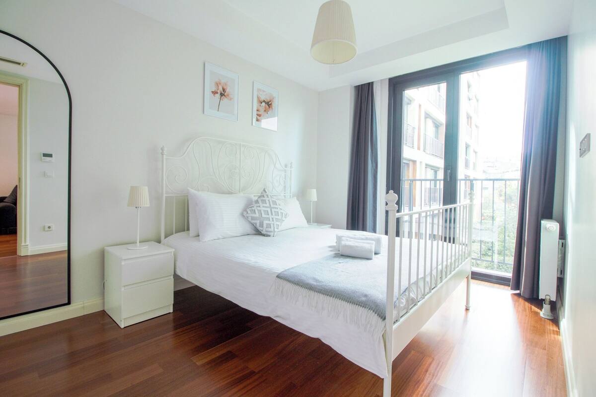 Classic Apartment, 1 Bedroom | Egyptian cotton sheets, premium bedding, desk, laptop workspace