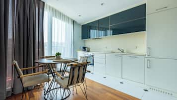 Apartamento conforto, 1 quarto | Cozinha privada | Geladeira grande, micro-ondas, fogão, cooktop