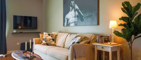 Departamento familiar | Área de sala de estar | Smart TV y monitor de computadora