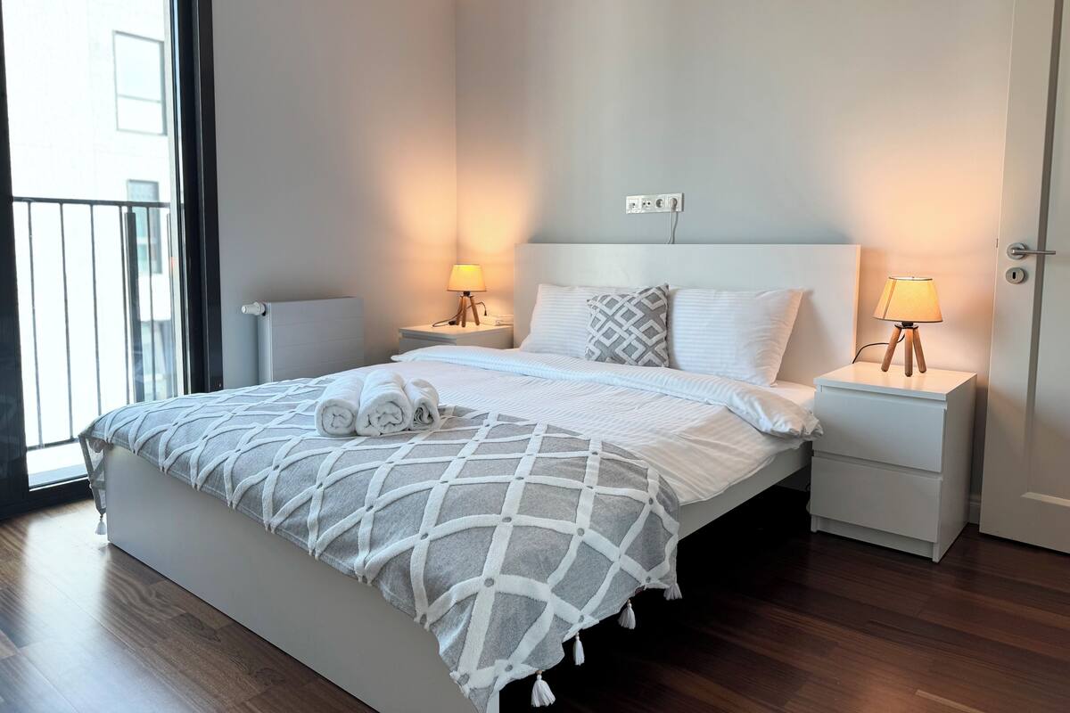 Deluxe Apartment, 1 Bedroom | Egyptian cotton sheets, premium bedding, desk, laptop workspace