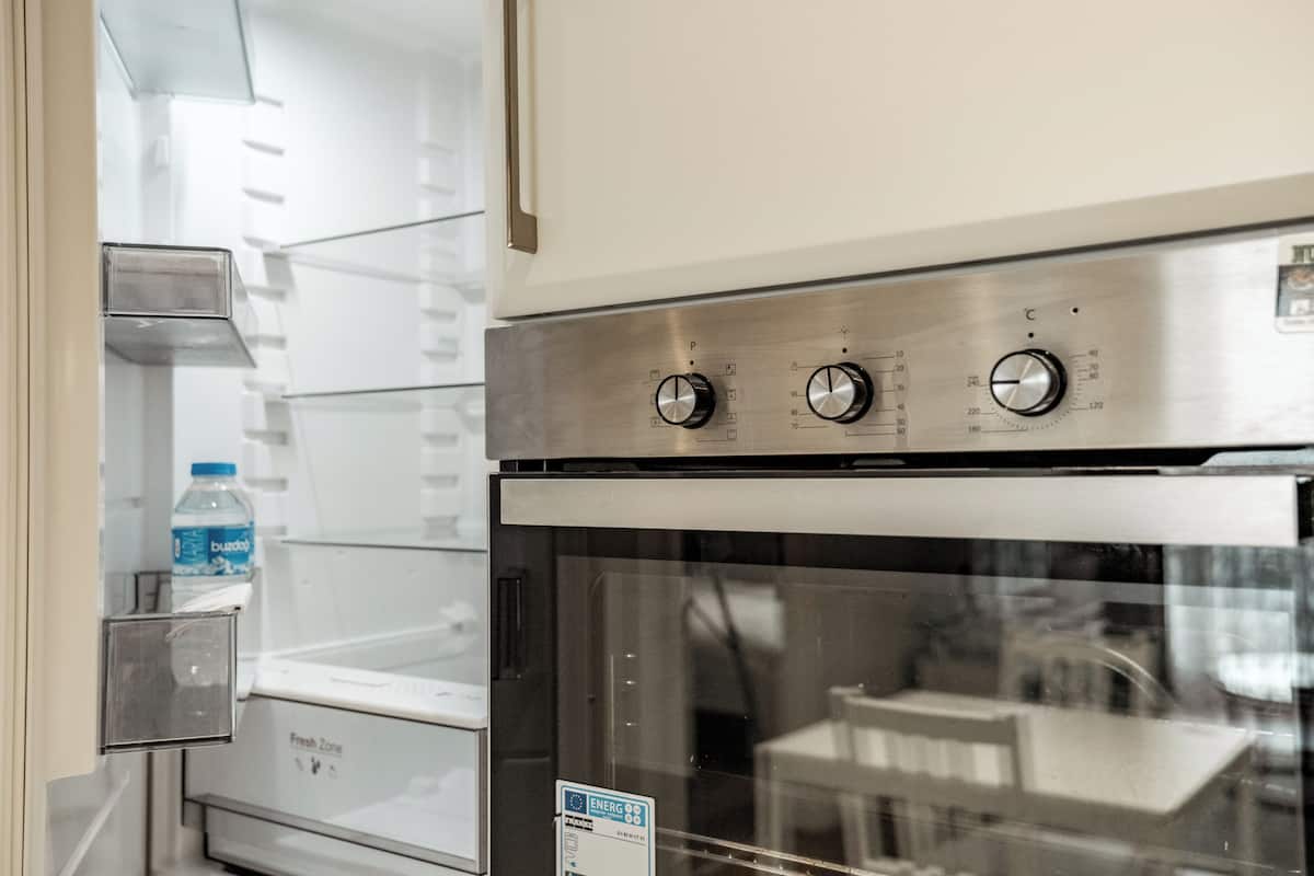 Full-size fridge, microwave, oven, stovetop
