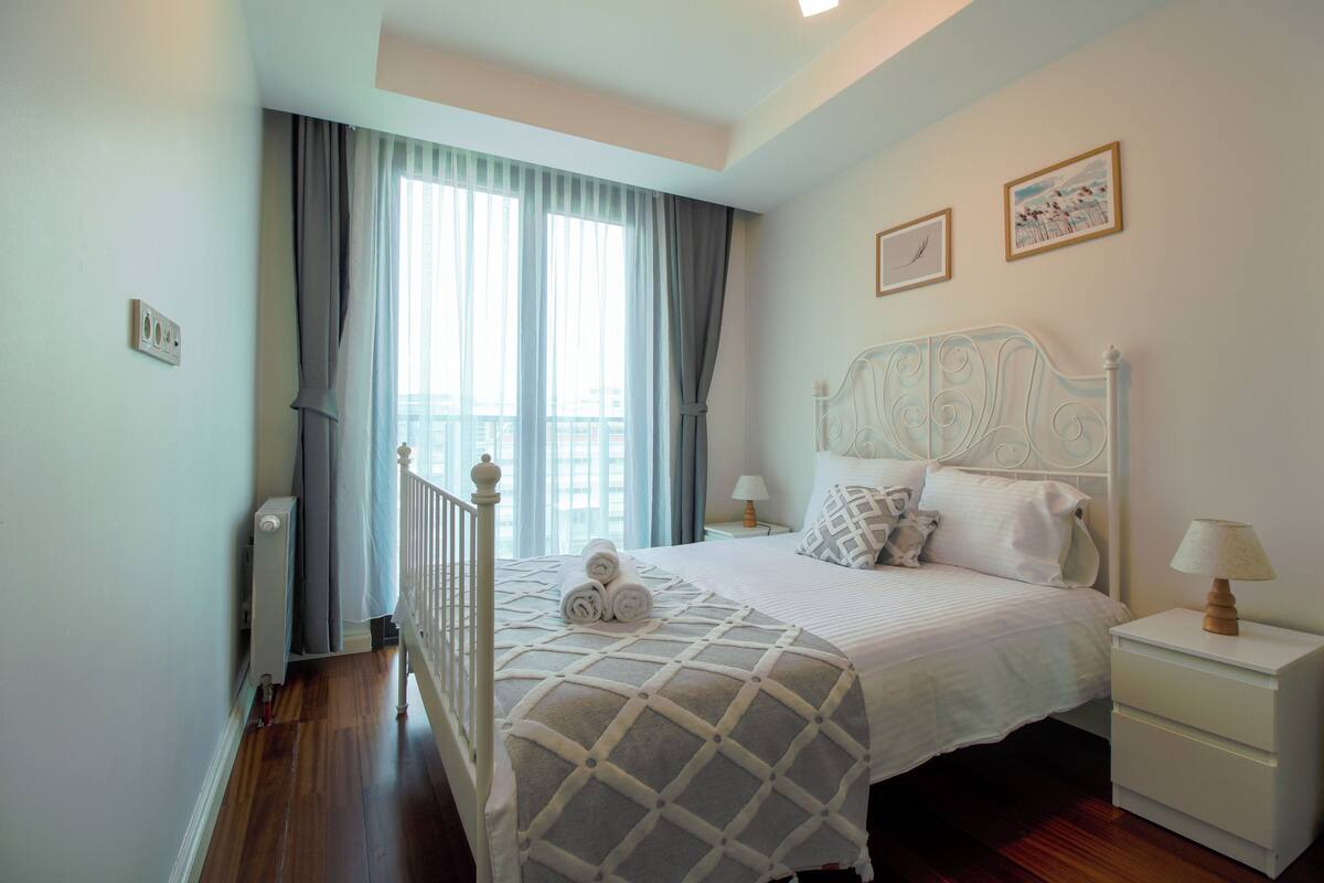 Classic Apartment, 1 Bedroom | Egyptian cotton sheets, premium bedding, desk, laptop workspace
