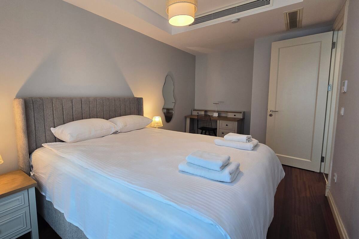 Classic Apartment, 1 Bedroom | Egyptian cotton sheets, premium bedding, desk, laptop workspace