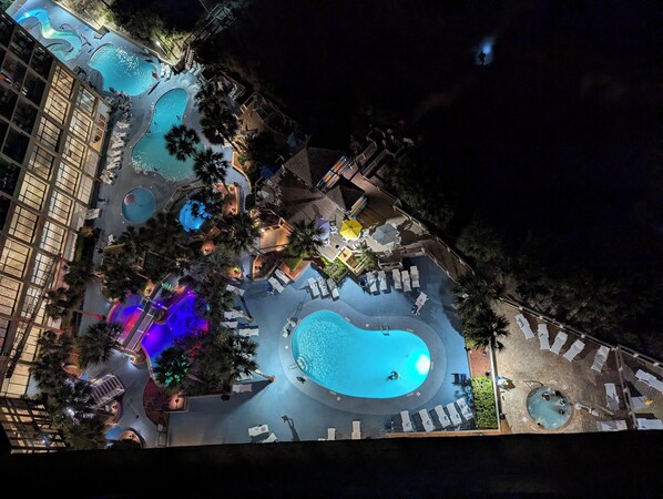 Inomhuspool och utomhuspool