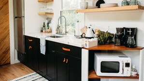 Cafetière/bouilloire, réfrigérateur, micro-ondes, grille-pain