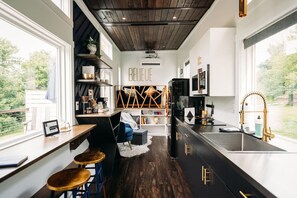 Kylskåp, mikrovågsugn, spishäll och kaffe- och tebryggare