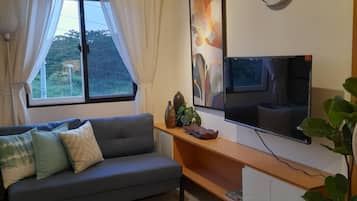 Smart TV, tavolo da ping pong, libri