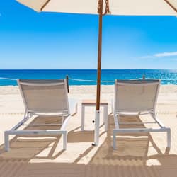 Sulla spiaggia, cabine da spiaggia gratuite, lettini da mare, ombrelloni